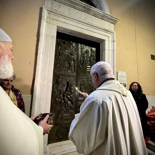 S. Maria della Libera di Indiprete. I portali laterali a compimento dell’intera decorazione bronzea della facciata